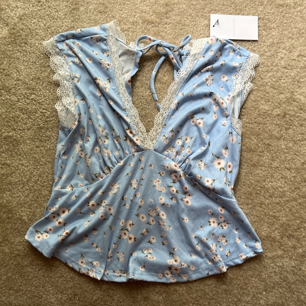 Kali Fashions Blue Floral Top Size Large NWT